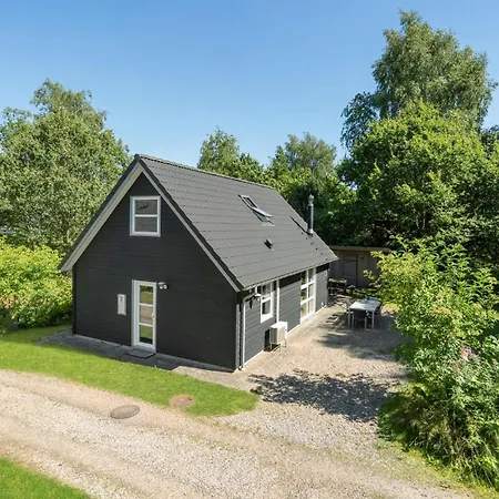 Dom wakacyjny 2 Bedroom Lovely In